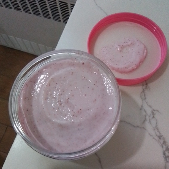 OLAY Mineral Scrub with Wild Rose & Cherry - Picture 2 of 2